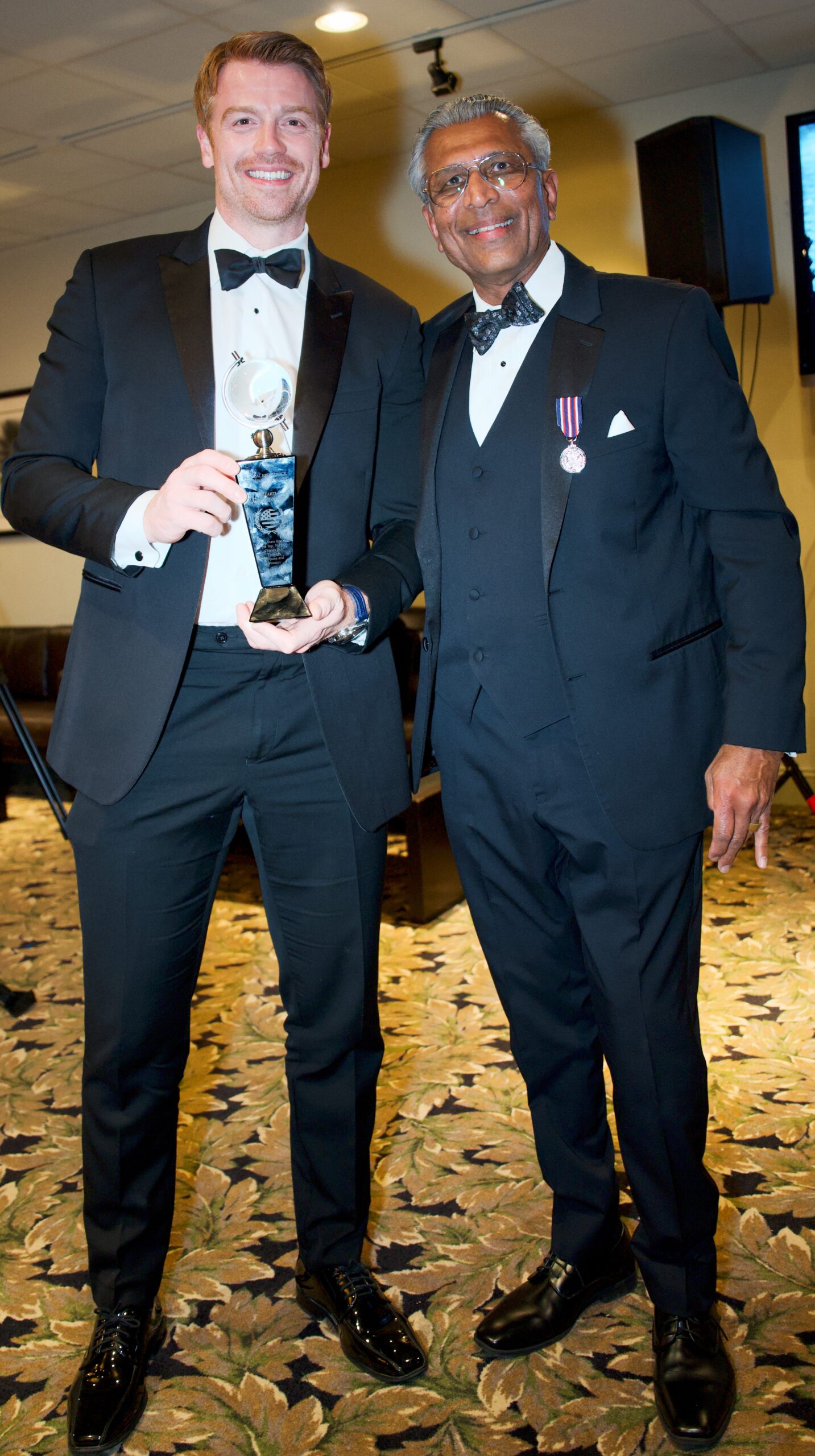 DSC00219 Raj wiith Award